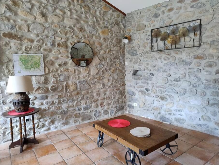 Lou Caladou Gite En Pierre Avec Bain A Remous Vallon-Pont-dʼArc Exterior foto